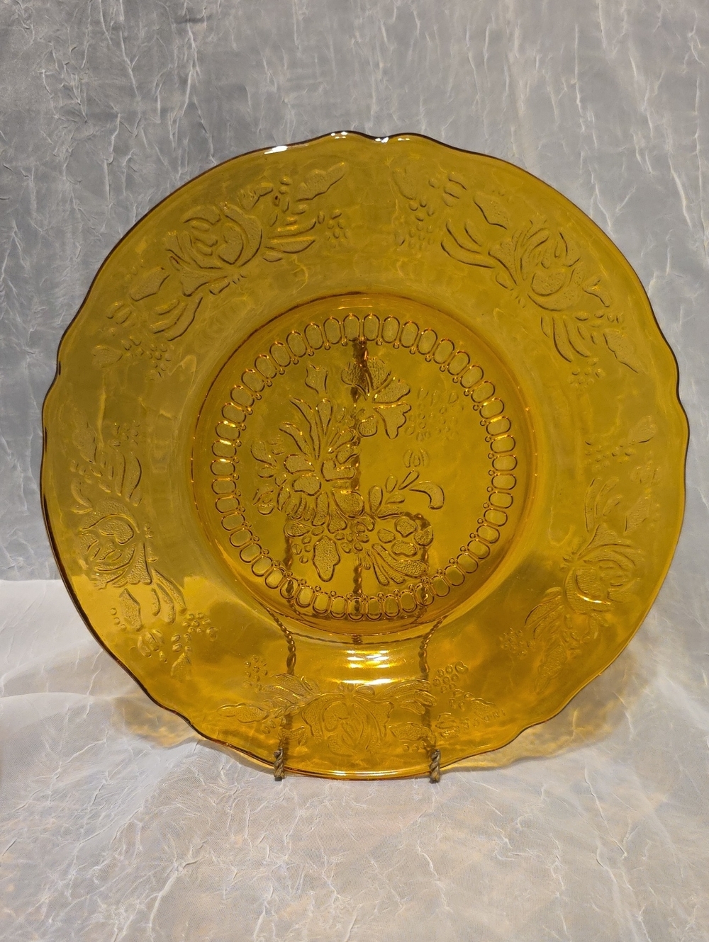 Amber Glass Decorative Dining Plate - Elegant Floral Pattern